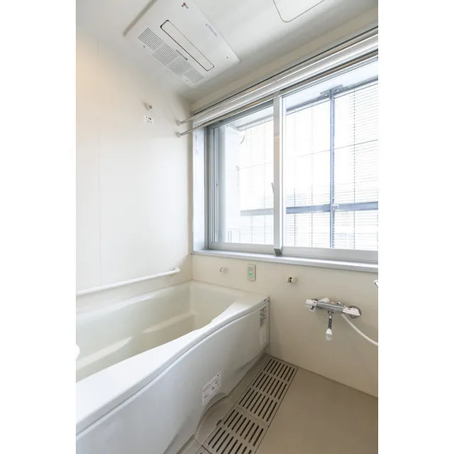 Shinonome Canal Court CODAN Building No.12 - Interior - ["Bathtub", "Window", "Fixture"]