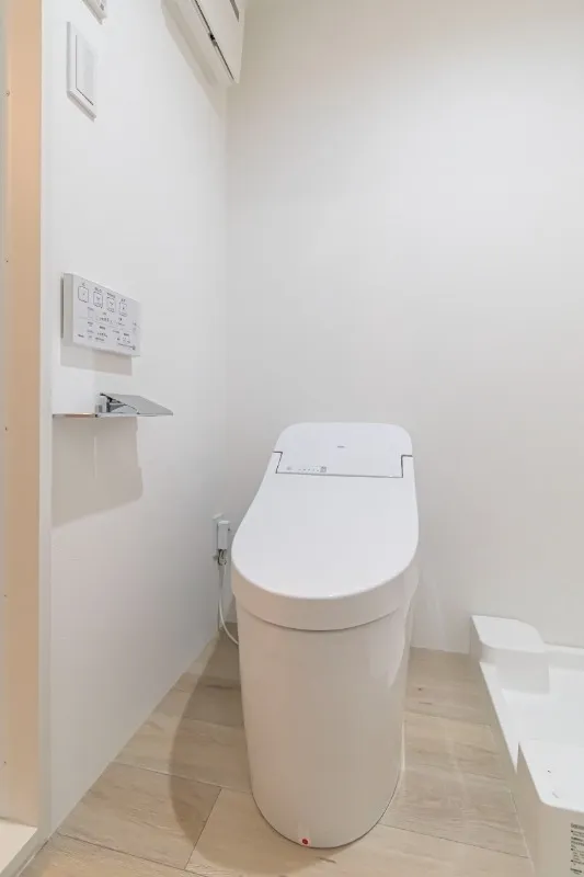 K-Suite Tokyo Toritsu Daigaku - Interior - ["Toilet seat", "Plumbing fixture", "Flooring"]