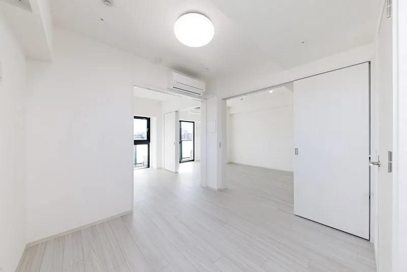Due Iriya II - Interior - ["Building", "Fixture", "Window"]