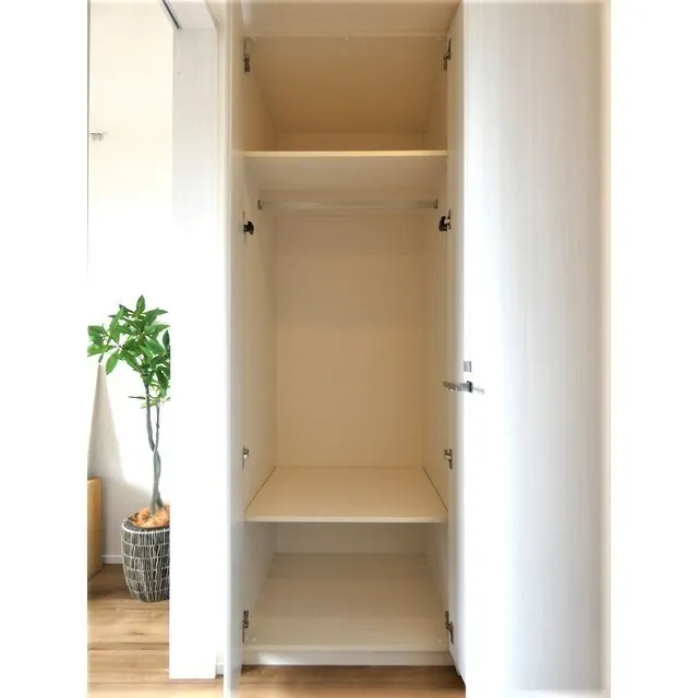 Grantail Yoyogi - Interior - ["Plant", "Houseplant", "Flowerpot"]