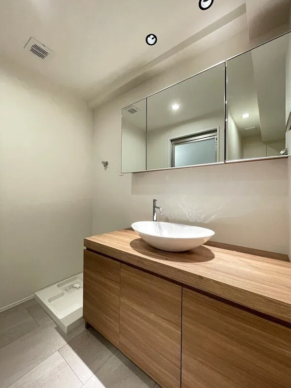 Residia Tsukishima II - Interior - ["Mirror", "Tap", "Bathroom cabinet"]