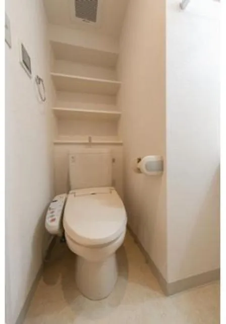 Esperal Ikebukuro - Interior - ["Toilet seat", "Toilet", "Floor"]