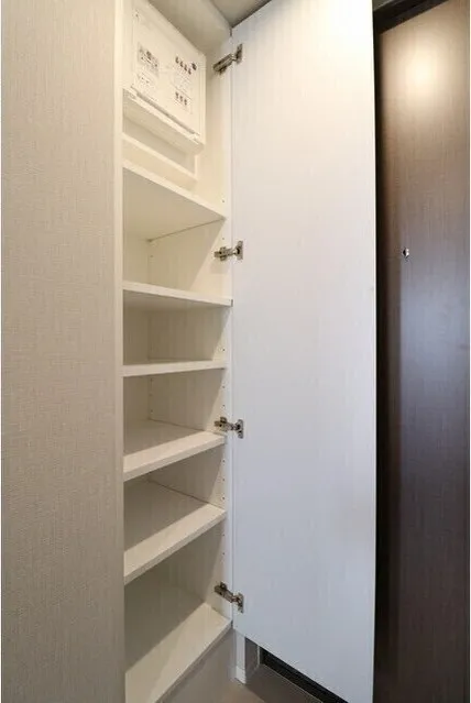 Comforia Liv Ryogoku East - Interior - ["Wood", "Flooring", "Shelving"]
