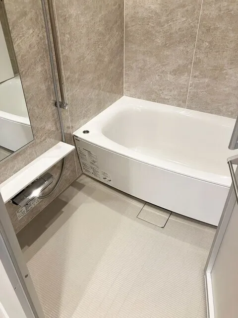 Grand City Tower Tsukishima - Interior - ["Bathtub", "Plumbing fixture", "Flooring"]