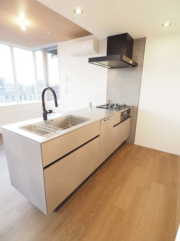 Residia Tower Kamiikebukuro (Tower Building) - Interior - ["Kitchen", "Countertop", "Flooring"]