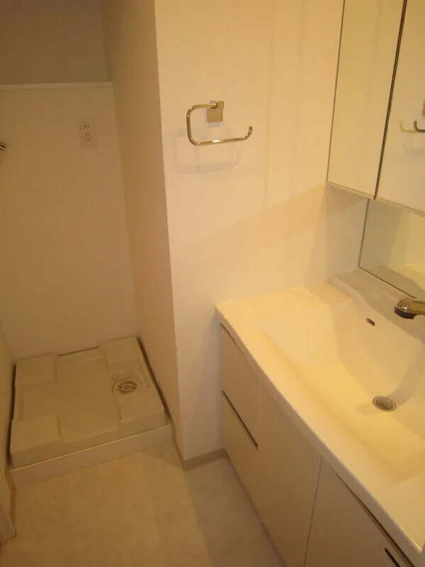 Epic Higashi Nihonbashi Residence - Interior - ["Flooring", "Floor", "Plumbing fixture"]