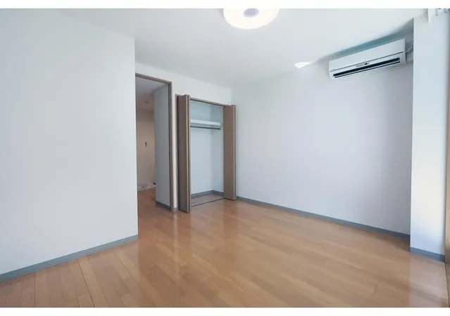 Sound Oshiage - Interior - ["Flooring", "Floor", "Wood"]