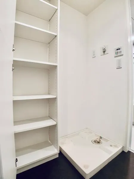 Brillia Ist Kitazawa - Interior - ["Shelf", "Rectangle", "Floor"]