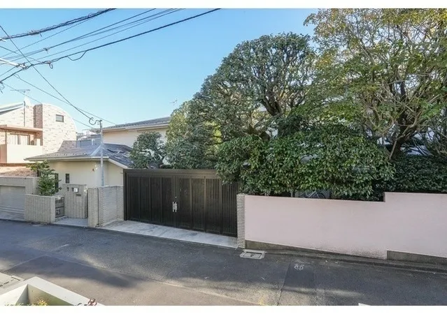 GRAN PASEO Shimokitazawa II - Interior - ["Shrub", "Woody plant", "Driveway"]