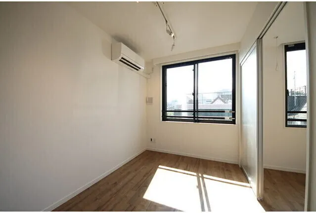 La Perla Ikejiri Ohashi II - Interior - ["Window", "Building", "Fixture"]