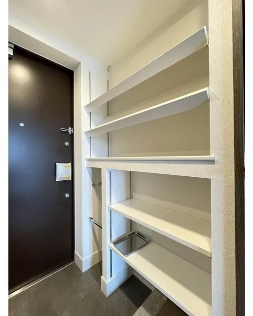 Stylio Kamata West - Interior - ["Wood", "Flooring", "Shelving"]