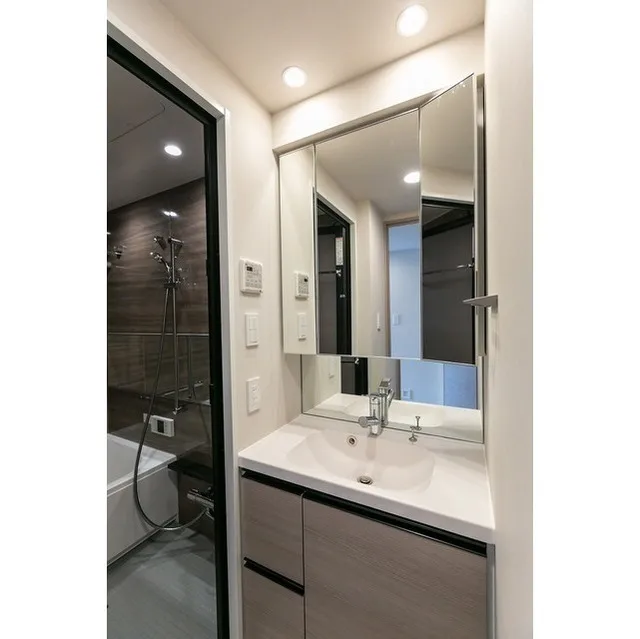 Demes Kiba - Interior - ["Mirror", "Tap", "Building"]