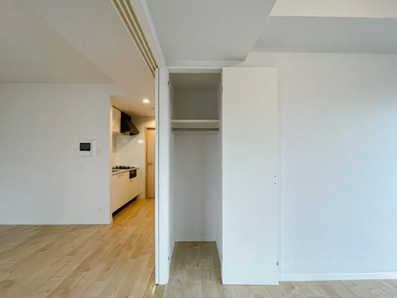 Castalia Hatsudai - Interior - ["Wall", "Flooring", "Wood"]