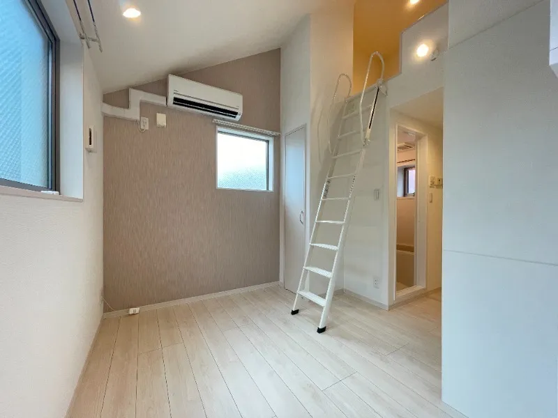 Barmy Place Oji II - Interior - ["Flooring", "Floor", "Wood"]