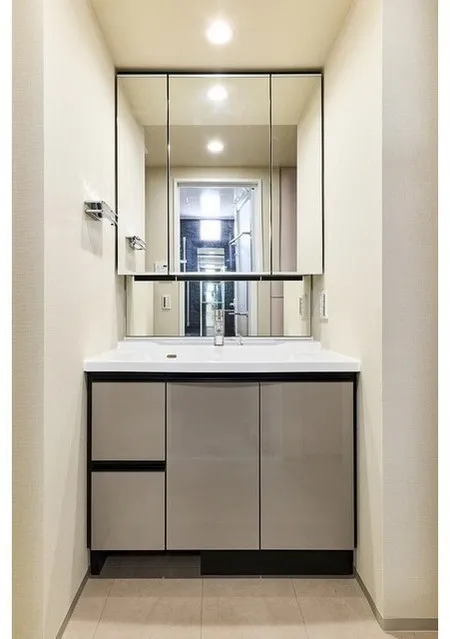 Lefon Progres Akabane Marks - Interior - ["Flooring", "Interior design", "Mirror"]