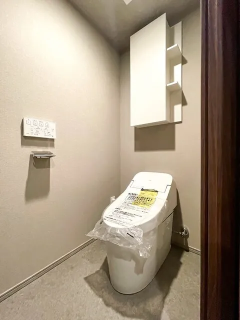 Royal Parks Ariake - Interior - ["Toilet seat", "Flooring", "Toilet"]