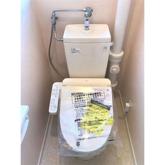 Ichigaya Kagacho Apartment Building D - Interior - ["Toilet seat", "Toilet", "Plumbing fixture"]