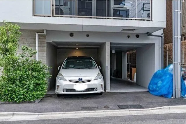 LUMIEC HONCHO EAST - Other - ["Car door", "Luxury vehicle", "Parking"]