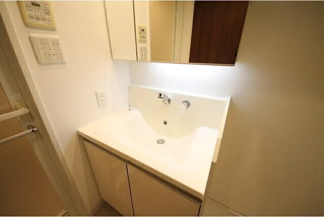 Grand Suite Ginza Resty Monarch - Interior - ["Sink", "Bathroom sink", "Tap"]