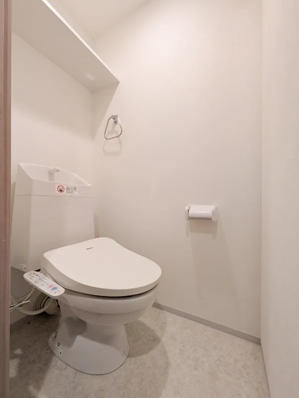 HJ Crown I - Interior - ["Toilet seat", "Plumbing fixture", "Bathroom"]