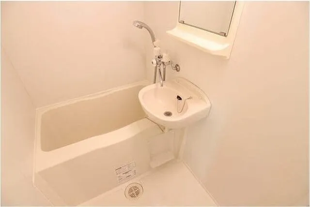Gala Place Shinjuku Gyoen - Interior - ["Tap", "Plumbing fixture", "Bathroom sink"]