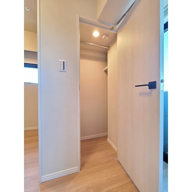 Comforia Higashioi II - Interior - ["Fixture", "Wood", "Door"]