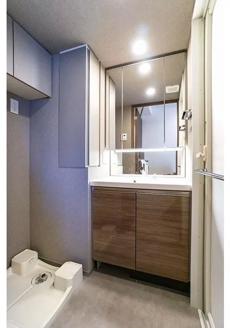 Due Kameido - Interior - ["Flooring", "Plumbing fixture", "Floor"]