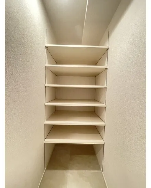 Due Oku - Interior - ["Wood", "Shelving", "Flooring"]