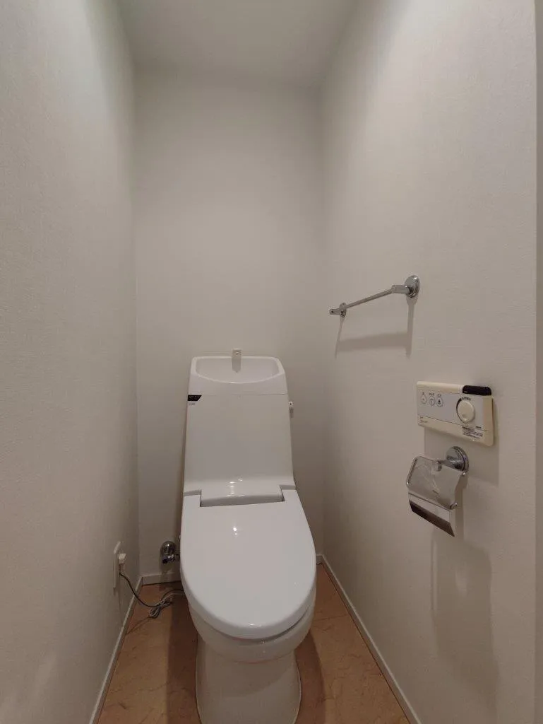 Residence Yoyogi Park - Interior - ["Toilet", "Toilet seat", "Bathroom"]