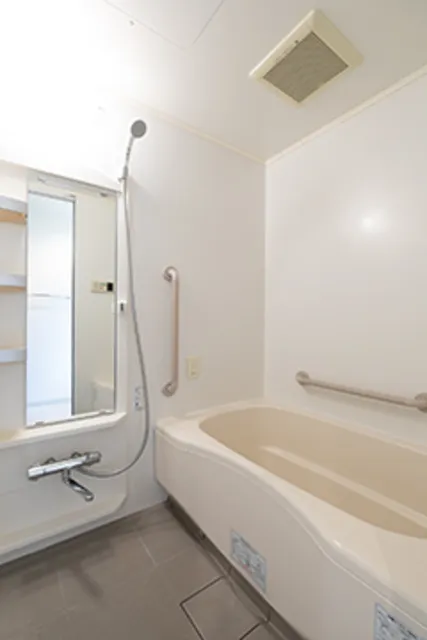 COLORS GARDEN - Interior - ["Plumbing fixture", "Bathtub", "Mirror"]