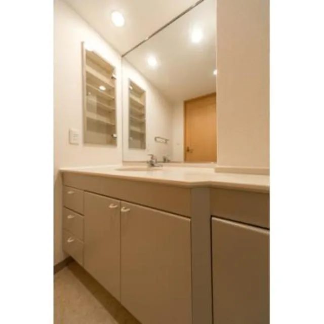 Park Heim Nakanosakaue - Interior - ["Cabinetry", "Furniture", "Countertop"]