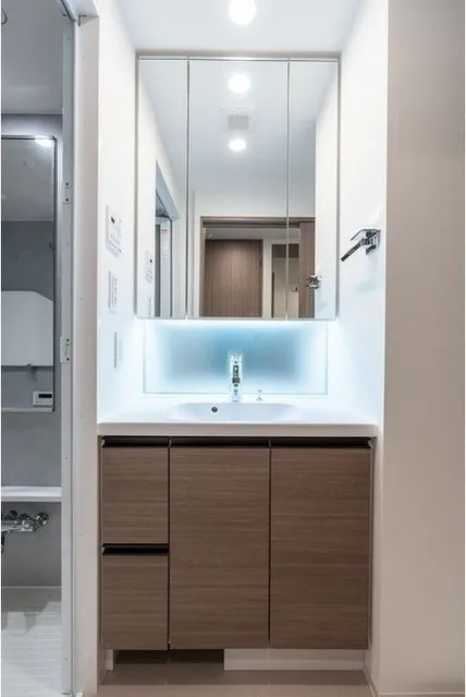 Refill Orb Yoyogi - Interior - ["Mirror", "Tap", "Bathroom cabinet"]