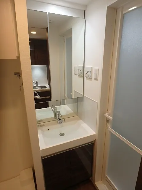 XEBEC Otorii ASYLCOURT - Interior - ["Bathroom Sink", "Interior design", "Flooring"]
