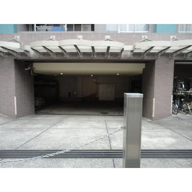 Crescent Azabu View Tower - Exterior - ["Asphalt", "Bicycle", "Road surface"]