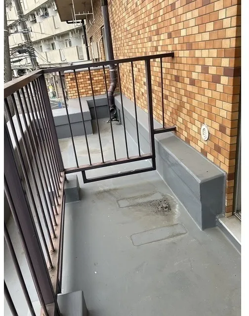 Maison Murase - Interior - ["Floor", "Handrail", "Stairs"]