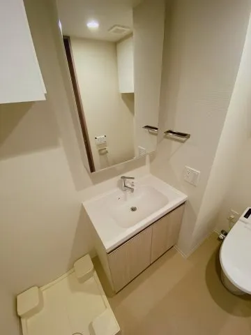 Proud Flat Kiba II - Interior - ["Mirror", "Tap", "Plumbing fixture"]
