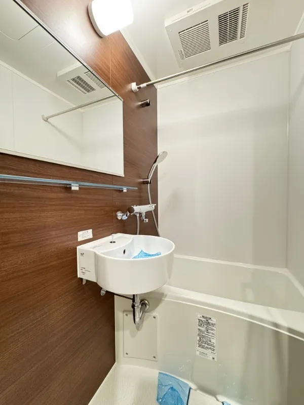 Residia Monzen Nakamachi - Interior - ["Plumbing fixture", "Flooring", "Bathroom"]
