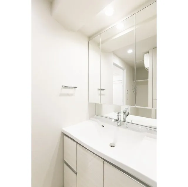 Comforia Nishiogikubo - Interior - ["Mirror", "Sink", "Tap"]
