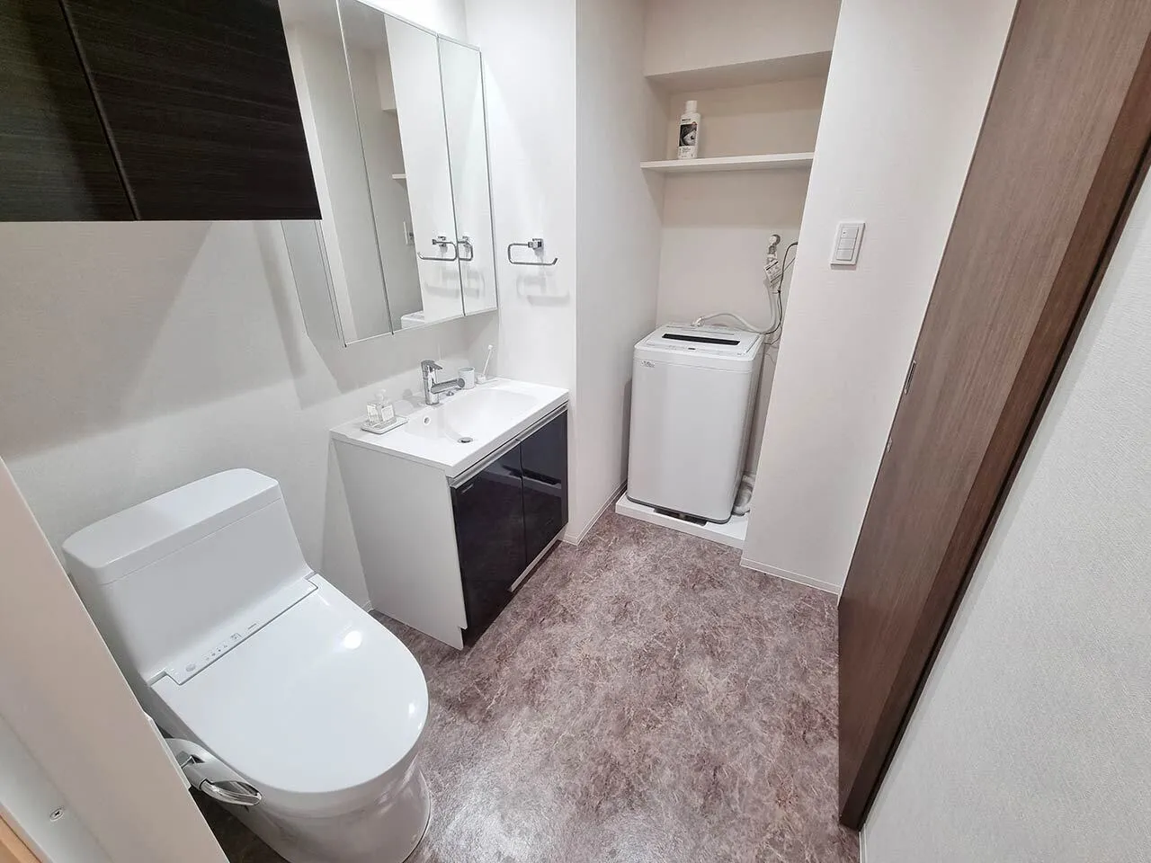 Mynavi STAY Hon-Haneda - Interior - ["Flooring", "Floor", "Plumbing fixture"]