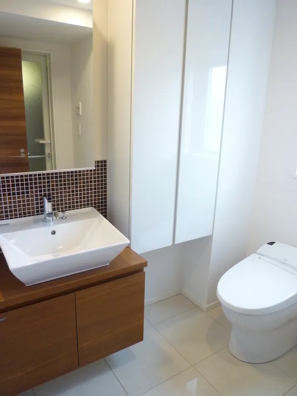 Casa Splendid Akasaka 7-Chome - Interior - ["Bathroom Sink", "Plumbing fixture", "Flooring"]