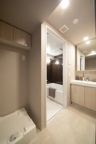 Proud Flat Tsukishima Avenue - Interior - ["Mirror", "Property", "Building"]
