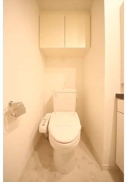 Castalia SuitenguⅡ - Interior - ["Toilet seat", "Toilet", "Bathroom"]