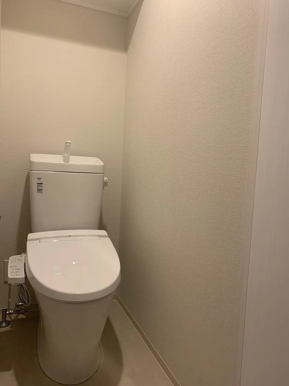 Gran Casa Oshima - Interior - ["Toilet seat", "Toilet", "Bathroom"]