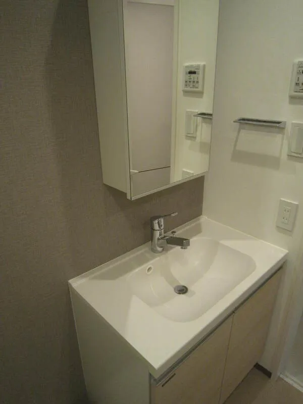 Casa Splendid Shin-Nakano - Interior - ["Bathroom Sink", "Plumbing fixture", "Flooring"]