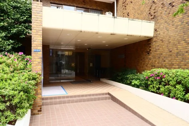 Born Akasaka - Exterior - ["Wood stain", "Brick", "Houseplant"]