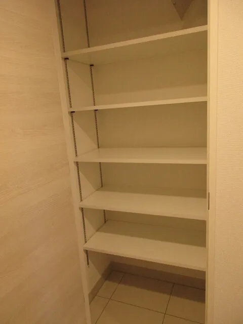 Traditio Monzen Nakacho - Interior - ["Shelf", "Shelving", "Wood"]