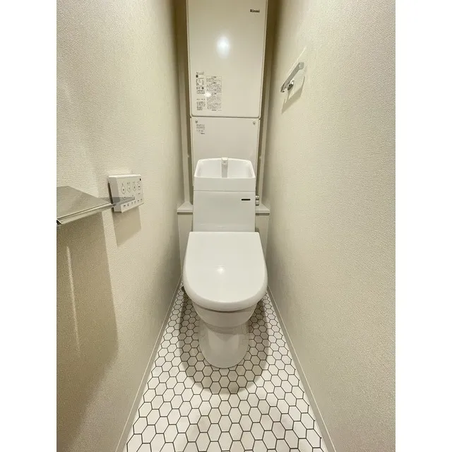 Well Square Ism Komagome - Interior - ["Building", "Plumbing fixture", "Toilet seat"]