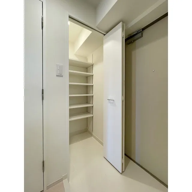Comforia Live Sugamo - Interior - ["Building", "Fixture", "Door"]