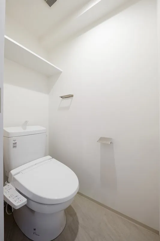 Due Iriya I - Interior - ["Toilet seat", "Plumbing fixture", "Flooring"]