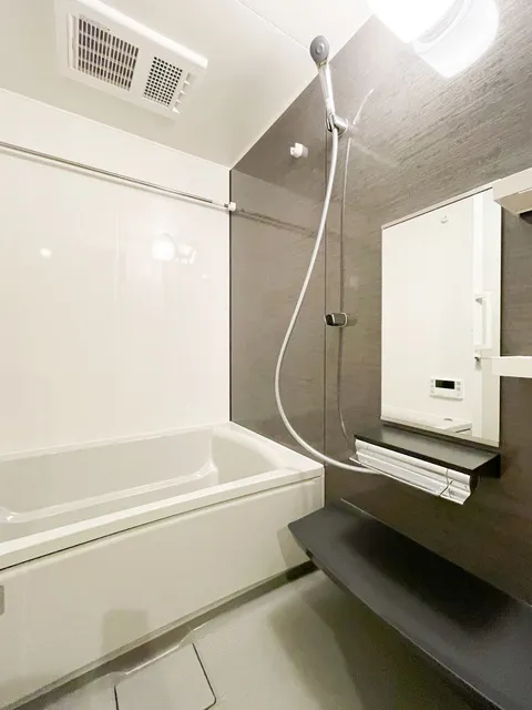 Preasvelta Minowa - Interior - ["Bathroom", "Plumbing fixture", "Flooring"]